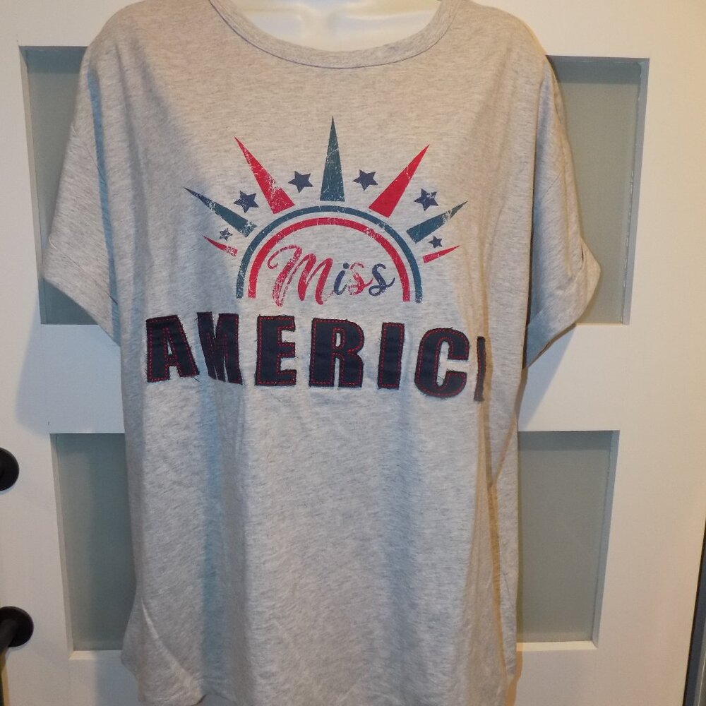Feeling Festive Miss American SS Gray Tshirt Size L Women's NEW